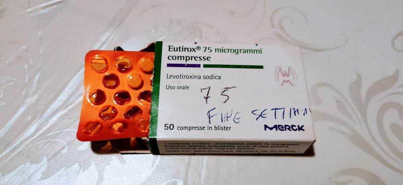 Eutirox a stomaco pieno o vuoto? Effetti e danni (2026) 106 Eutirox compresse farmaceutiche di levotiroxina sodica in blister, farmaco per ipotiroidismo, evidenziati sugli scatti di tempo e salute.