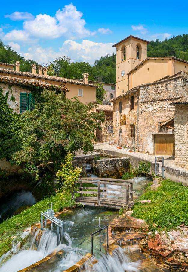 Rasiglia Umbria dove si trova e cosa vedere (2026), un borgo italiano con case in pietra e un mulino sul fiume.