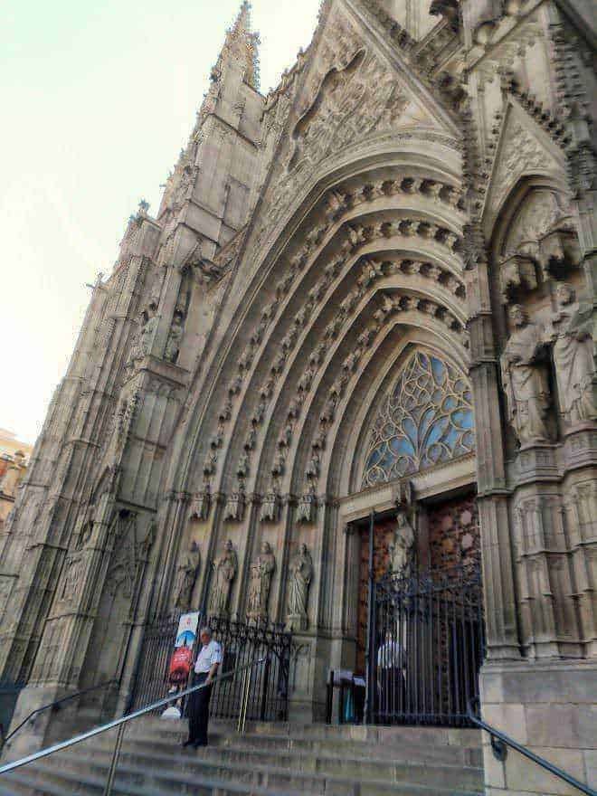 Antica facciata della Cattedrale di Milano con dettagli in stile gotico e ingresso imponente, scena di turisti davanti alla chiesa modo storico e architettonico.