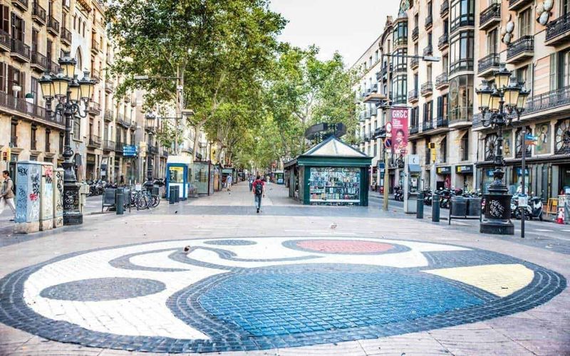 Barcellona cosa vedere di particolare top 11 siti 2 Top 11 siti da vedere: Colorato and vivace tratto di strada urbana con edifici storici, alberi, lampioni e panchine, perfetto per la vita cittadina e le passeggiate all'aperto. Atmosfera dinamica e accogliente dell'urbanistica di città storiche.