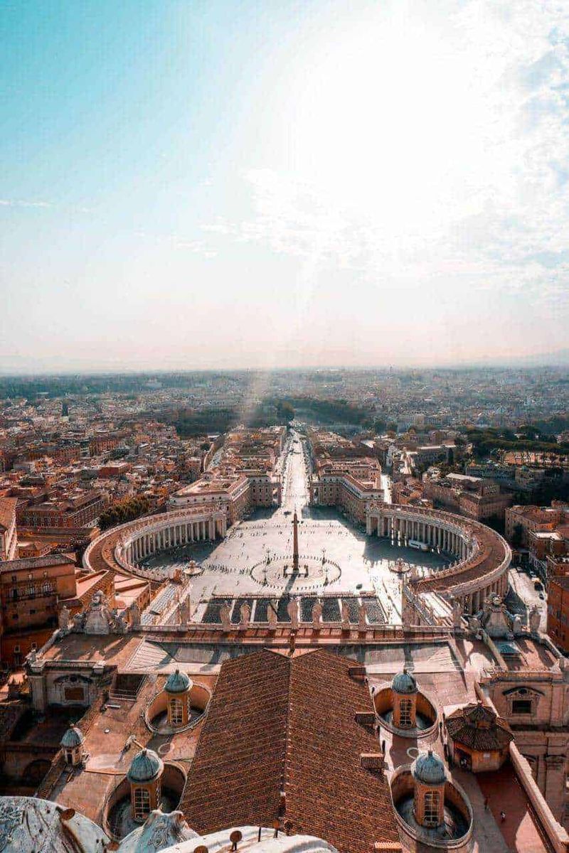 Cosa vedere a Roma gratuitamente 2 Cosa vedere a roma gratis: Roma, vista panoramica di San Pietro e piazza con colonnato, simbolo di città eterna, durante una giornata soleggiata in Italia.