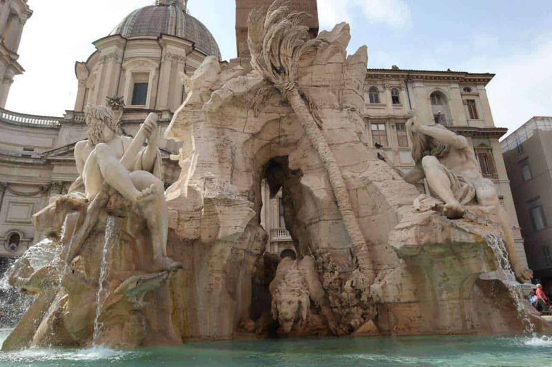 Cosa vedere a Roma gratuitamente 4 Fontana dei Quattro Fiumi a Piazza Navona a Roma, scultura barocca famosa con statue rappresentanti i fiumi Danubio, Gange, Nilo e Rio della Plata.