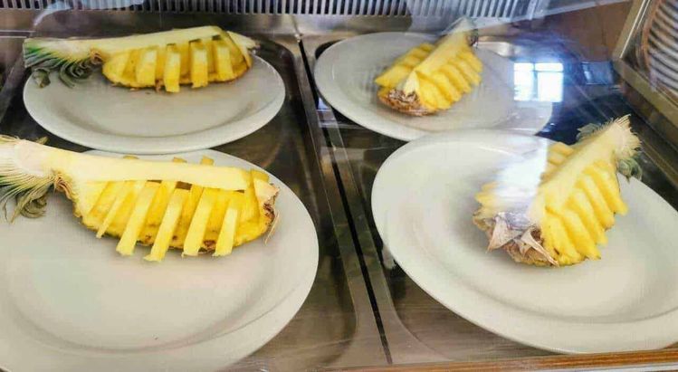 Frutti esotici top 23 dal mondo sulla tavola 3 Fichi freschi affettati e pronti da servire, presentati su piatti bianchi in esposizione in una vetrina refrigerata. Perfetti per snack o dessert rinfrescanti.