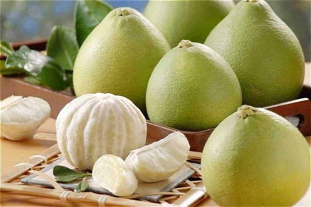 Fragole di pompelmo verde fresca, frutta esotica, frutta tropicale, gustosa e salutare, ideali per uno spuntino energico, ricca di vitamine e antiossidanti, perfette per la dieta e il benessere.