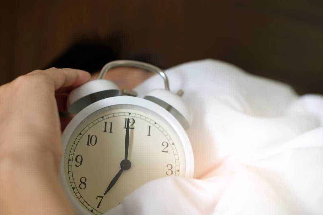 Trucchi per gestire meglio le giornate: Sveglia analogica che indica le 12:00, simbolo di inizio di una nuova giornata o di un momento di attesa, ideale per contenuti su orologi, routine mattutine o gestione del tempo.