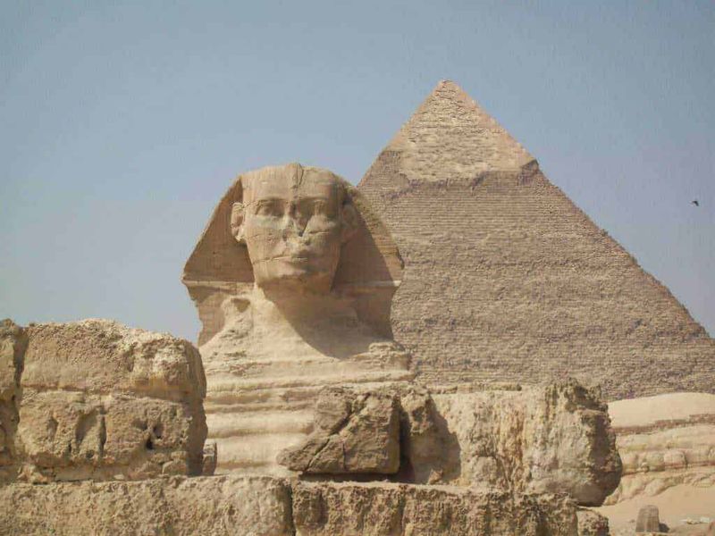 Perché la sfinge è senza naso? 3 teorie 3 Antico volto del Sphinx e la Piramide di Giza in Egitto, iconiche testimonianze archeologiche della civiltà egizia, simbolo di mistero e storia antica.