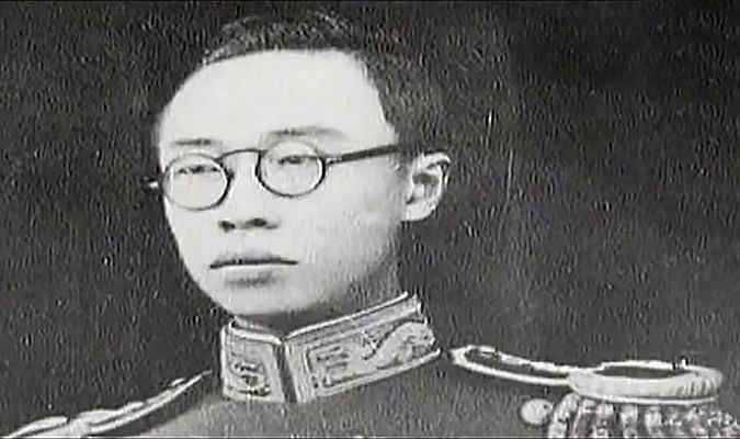 Imperatori cinesi: - Una figura storica di un ufficiale militare con volto di un giovane uomo, in uniforme d'epoca, immagine in bianco e nero, rappresentazione creativa e simbolica.