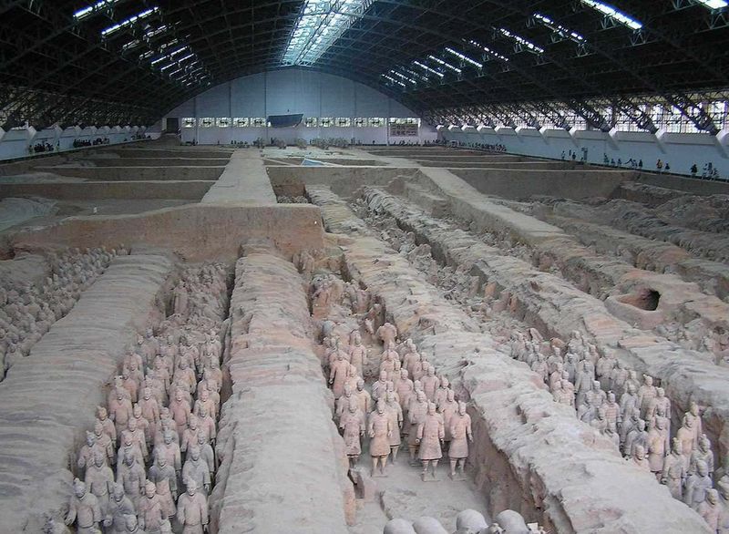 Storia degli imperatori cinesi: 10 fatti poco noti, tra cui i piedi di loto 3 FILENAME: terracotta-army-scavo-archaeologico-museo-Xian.jpg.