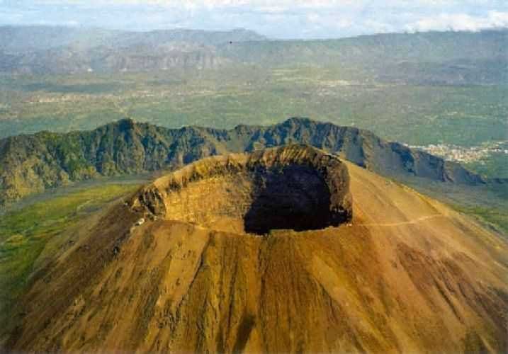 11 Montagne vulcaniche più famose nel mondo 2 Montagne vulcaniche più famose al mondo: Vesuvio visto da Napoli