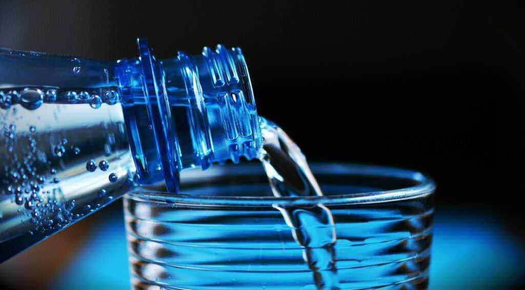 Acqua minerale naturale versata in un bicchiere trasparente,