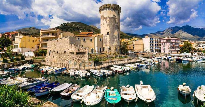 7 borghi tra Riviera di Ulisse, Monti Lepini e spiagge 16 Castello sul porto di un paesino italiano, con barche e abitazioni colorate, scenario di turismo e bellezze costiere del Mediterraneo.