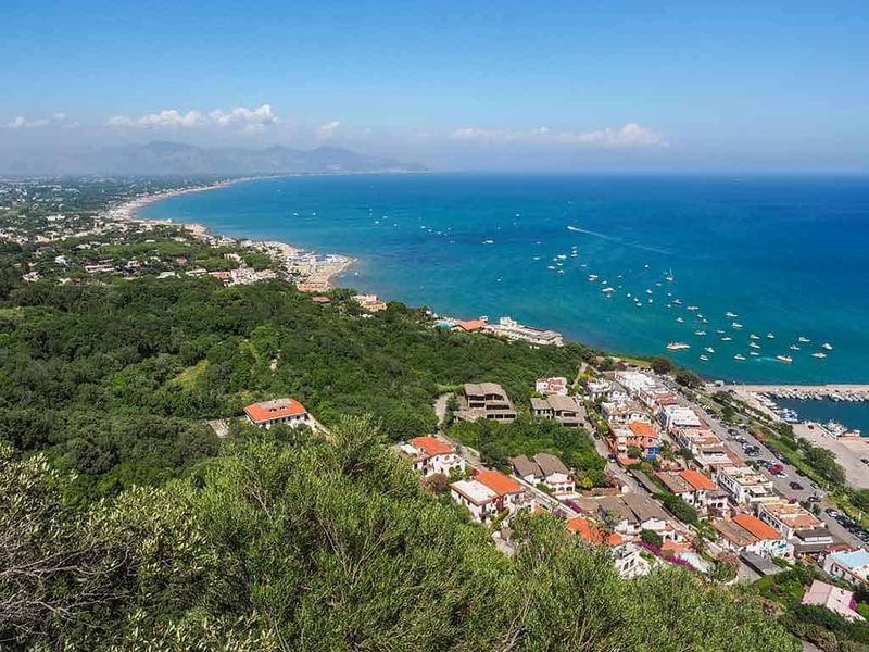7 borghi tra Riviera di Ulisse, Monti Lepini e spiagge 6 Vista panoramica della costa con mare azzurro, spiagge, insediamenti e verdeggianti colline, perfetta per appunti di viaggio o blog di turismo costiero e natura.