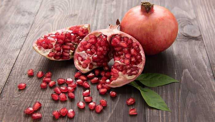 Cachi e melograno freschi su superficie di legno, frutta naturale e salutare per uno stile di vita sano. Alimenti ricchi di vitamine e antiossidanti benefiche per il corpo. Un'immagine di cachi e melograno freschi con foglie verdi su superficie di legno, evidenziando frutta naturale, salutare e ricca di nutrienti. Ideale per contenuti su alimentazione sana, diete e benessere.