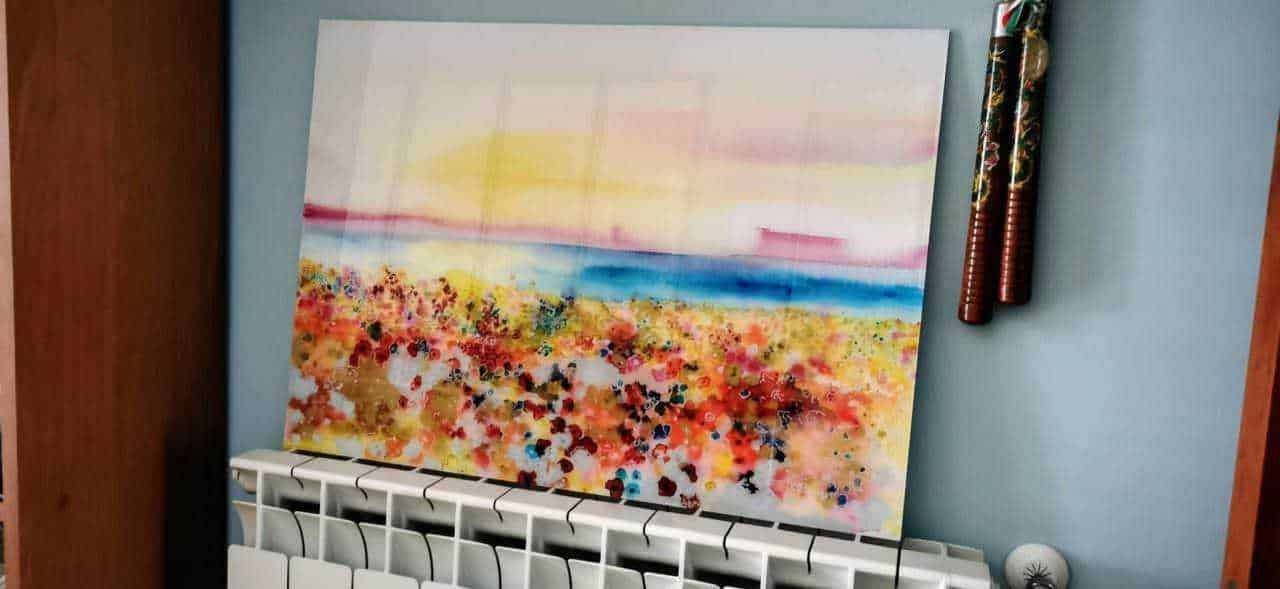 Kit di riparazione e componenti per elettrodomestici, strumenti di montaggio e pezzi di ricambio, immagine di parti di assemblaggio in plastica in sacchetti trasparenti su superficie a strisce colorate.
