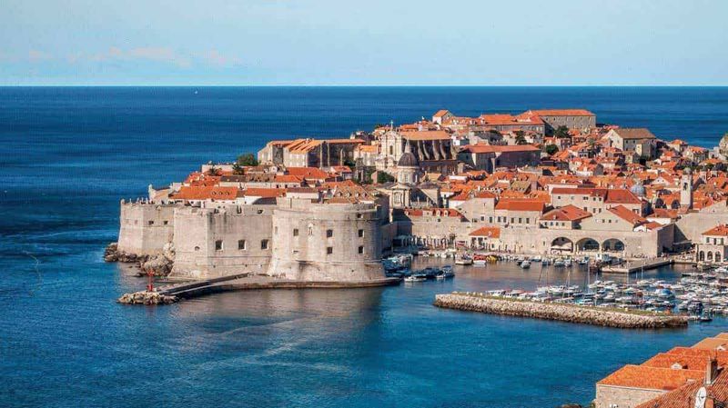 In viaggio con Star Wars: luoghi da visitare visti nel franchise 4 Antica città di Dubrovnik con mura storiche e porto turistico, vista panoramica sul Mar Adriatico, destinazione turistica famosa in Croazia.