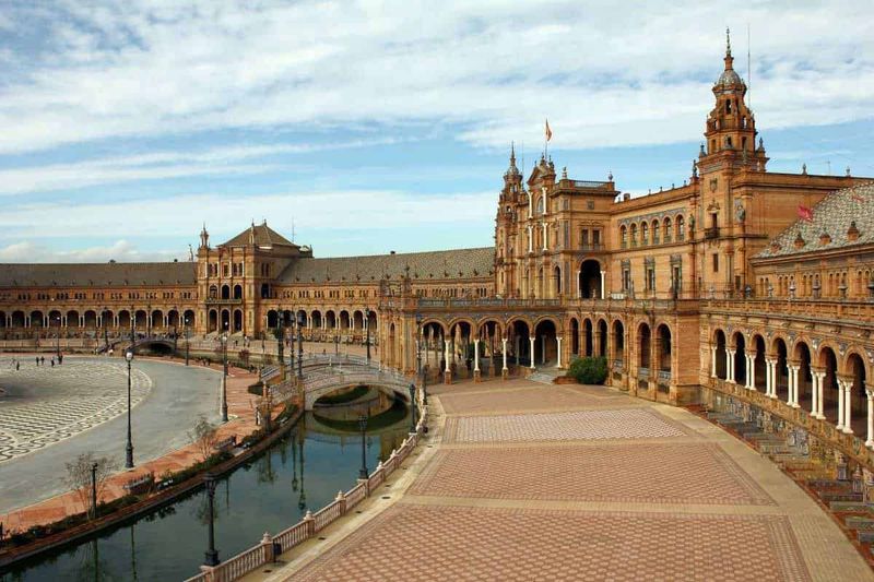 In viaggio con Star Wars: luoghi da visitare visti nel franchise 5 Immagine di un maestoso palazzo storico con architettura in stile barocco, caratterizzato da torri e colonne, situato in un grande cortile con canali d'acqua e pavimentazione decorata.