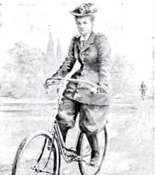 Vecchia donna in abiti d'epoca con bicicletta in parco, stile vintage, scena storica o fotografica d'epoca, donna con cappello e abbigliamento classico, donna in bicicletta, immagini d'epoca.