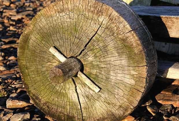 Trave di legno vintage, cerchio di tronco di albero, dettaglio naturale, riciclo e arredamento rustico, materiali sostenibili, decorazioni in legno naturale, arredamento per la casa in stile rustico, appunti sul blog.