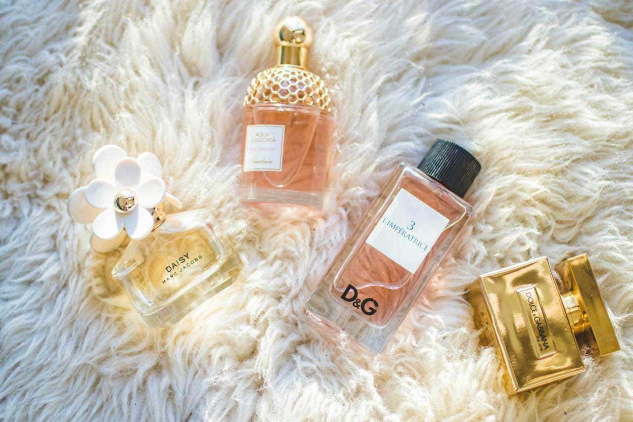 Profumi femminili di lusso, fragranze di alta moda con bottiglie eleganti e design raffinato, perfetti per donne che cercano stile e romantico fascino.