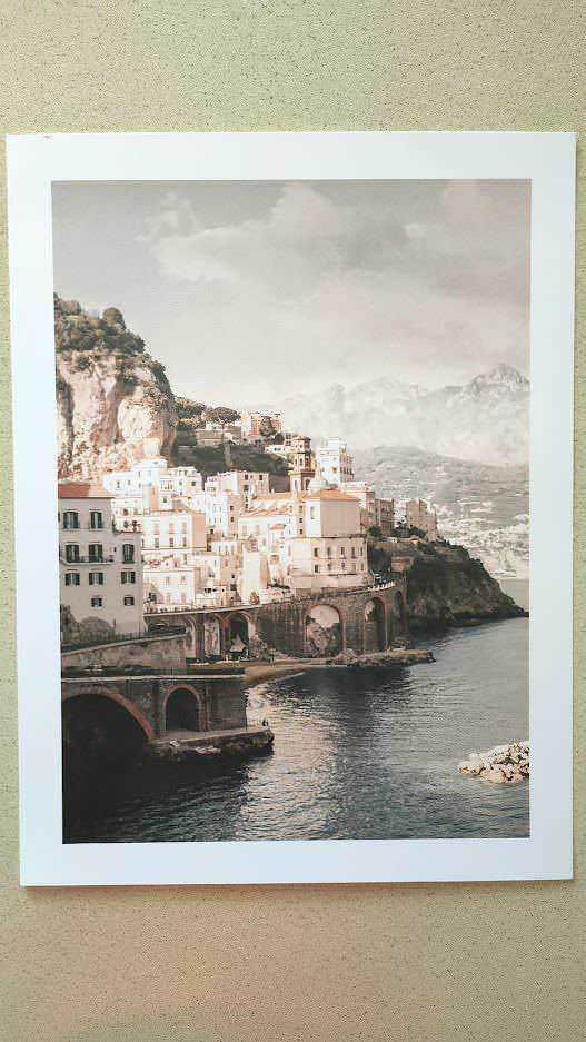 Ville di Amalfi con case colorate e mare cristallino, vista panoramica della Costiera Amalfitana, scene di vacanza e relax sul lungomare.