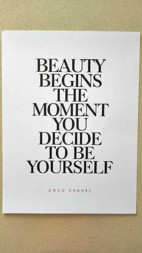 BEAUTY BEGINS THE MOMENT YOU DECIDE TO BE YOURSELF, citazione di Coco Chanel, affermazione di empowerment e autenticità, perfetta da condividere sui social e nelle brochure motivazionali.