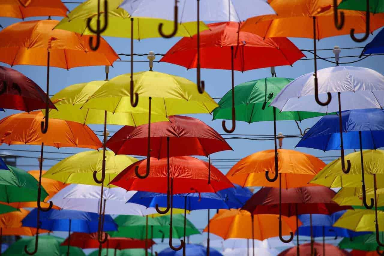 Colorati ombrelli appesi al cielo, un'installazione artistica che crea un mosaico vibrante di colori e forme. Ideale per decorazioni urbane e eventi, questa mostra di ombrelli pendenti attira l'attenzione e ispira creatività.
