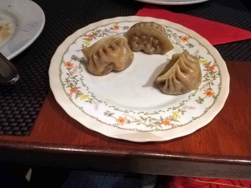 10 Metodi di cottura cinese, dal saltare in padella, per carne e verdure 8 Deliziose capatoste di ravioli indiani su piatto decorato con fiori, piatto di pesce nel piatto creato in porcellana, perfetto da gustare con una buona salsa, ideale cena tipica!.