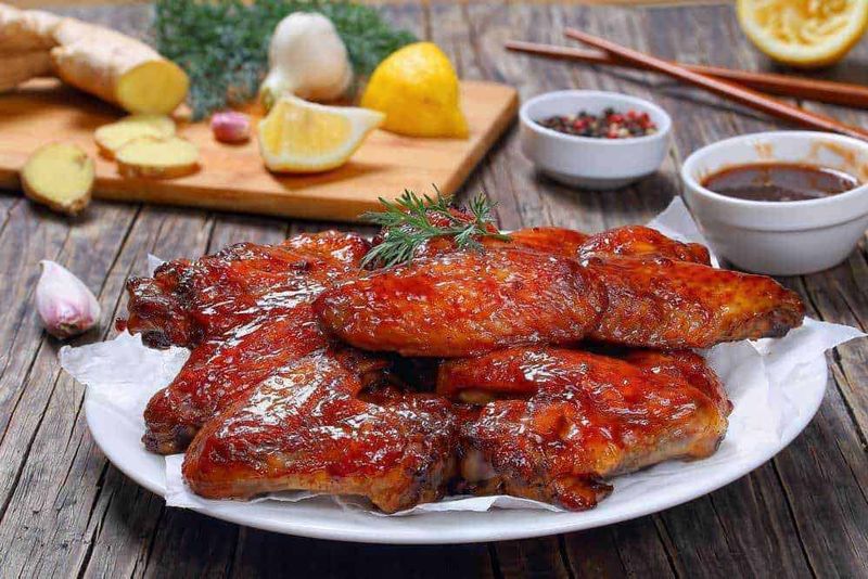 10 Metodi di cottura cinese, dal saltare in padella, per carne e verdure 7 Filename: costolette-di-maiale-alla-barbecue-su-piatto-porcellana.jpg.