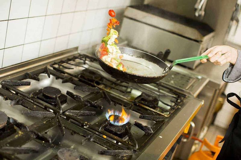 10 Metodi di cottura cinese, dal saltare in padella, per carne e verdure 3 Filtro-cucina-friggitrice-vegetali-in-cottura-sul-piano-cottura-in-cucina-italiana.