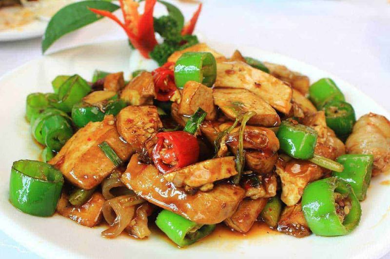 10 Metodi di cottura cinese, dal saltare in padella, per carne e verdure 5 Delizioso piatto di pollo e verdure in salsa agrodolce, perfetto per ricette asiatiche e cucina cinese autentica. Fatti di pollo tenero, peperoni e cipolle, serviti con condimento saporito.