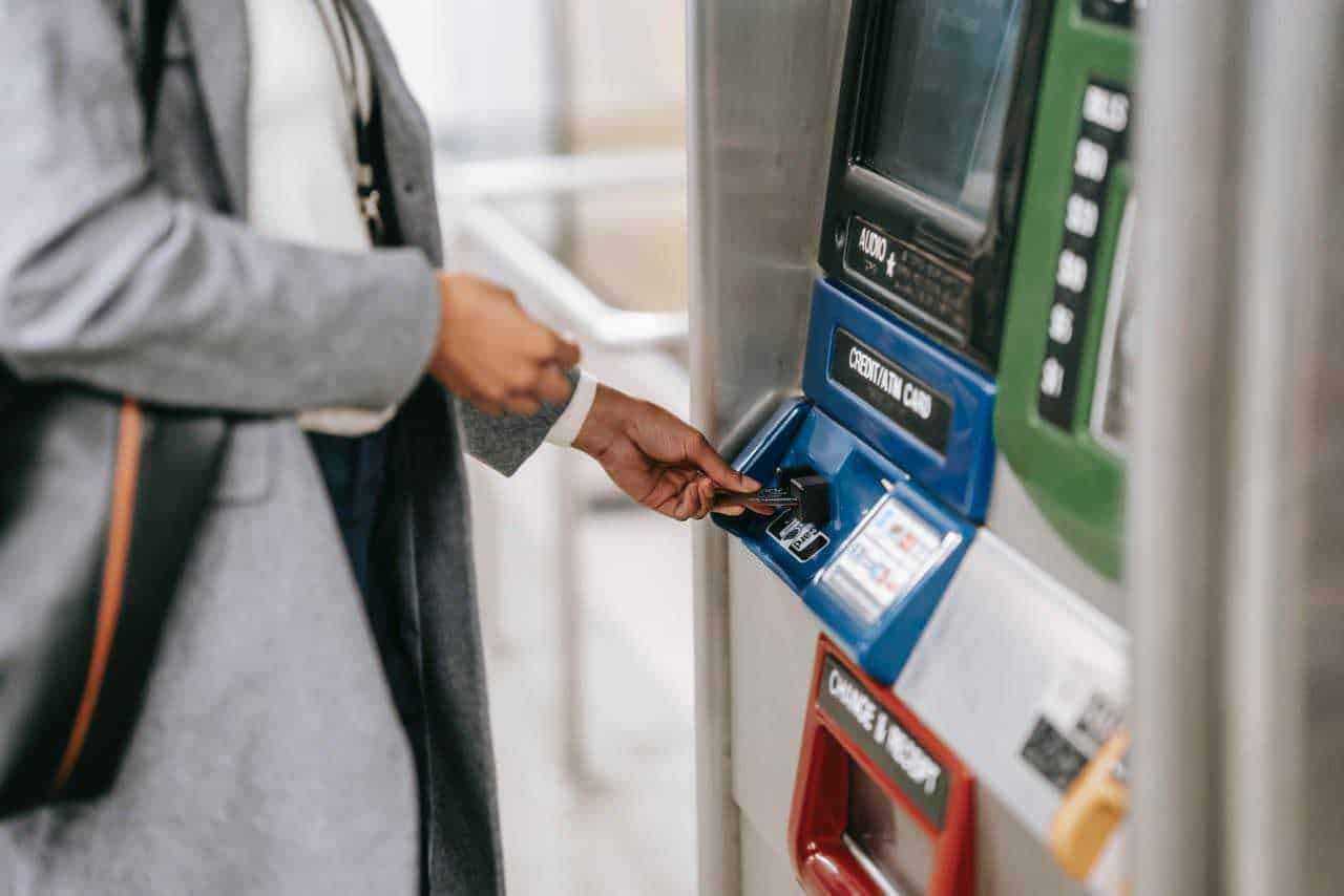 Macchina per pagamento contactless con carta di credito, tecnologia di pagamento digitale, transazione sicura, sistema di pagamento automatizzato, esempio di modernità e innovazione nei pagamenti elettronici.