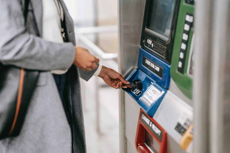 5 Differenze tra carta debito e credito 3 Macchina per pagamento contactless con carta di credito, tecnologia di pagamento digitale, transazione sicura, sistema di pagamento automatizzato, esempio di modernità e innovazione nei pagamenti elettronici.