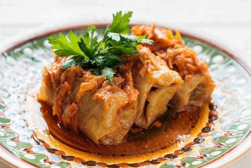 Ricetta di involtini di carne ripieni al sugo, piatto tradizionale italiano, con carne tenera, salsa saporita e aroma di erbe fresche, perfetto per pranzo o cena.