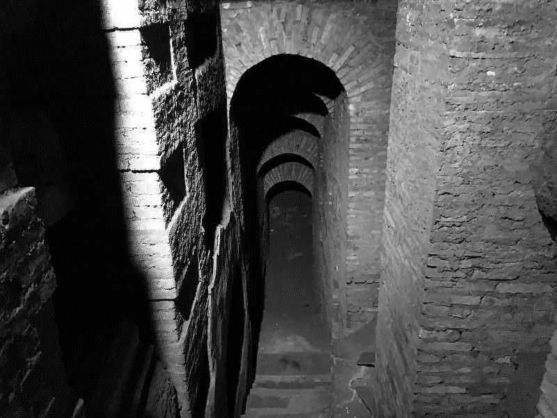 Antico tunnel sotterraneo in mattoni, profondamente suggestivo e ricco di storia, perfetto per appassionati di architettura e mistero.
