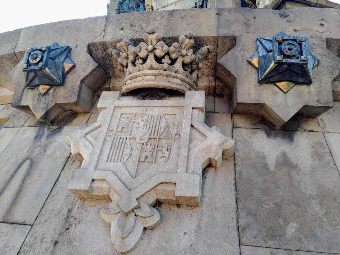 Antica facciata della Cattedrale di Milano con dettagli in stile gotico e ingresso imponente, scena di turisti davanti alla chiesa modo storico e architettonico.