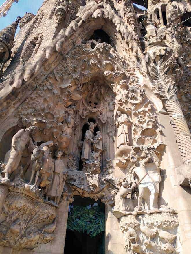 Palazzi storici e fontana a Montjuïc, Barcellona, con turisti che visitano il luogo e cielo sereno.