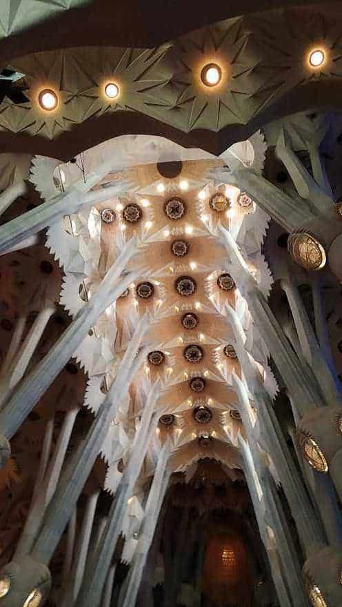 Fili di pietra e colonne della Sagrada Família, dettagli architettonici, interno della chiesa con vetrate colorate e soffitto elaborato, progettata da Antoni Gaudí, monumento di Barcellona, arte e architettura moderna.