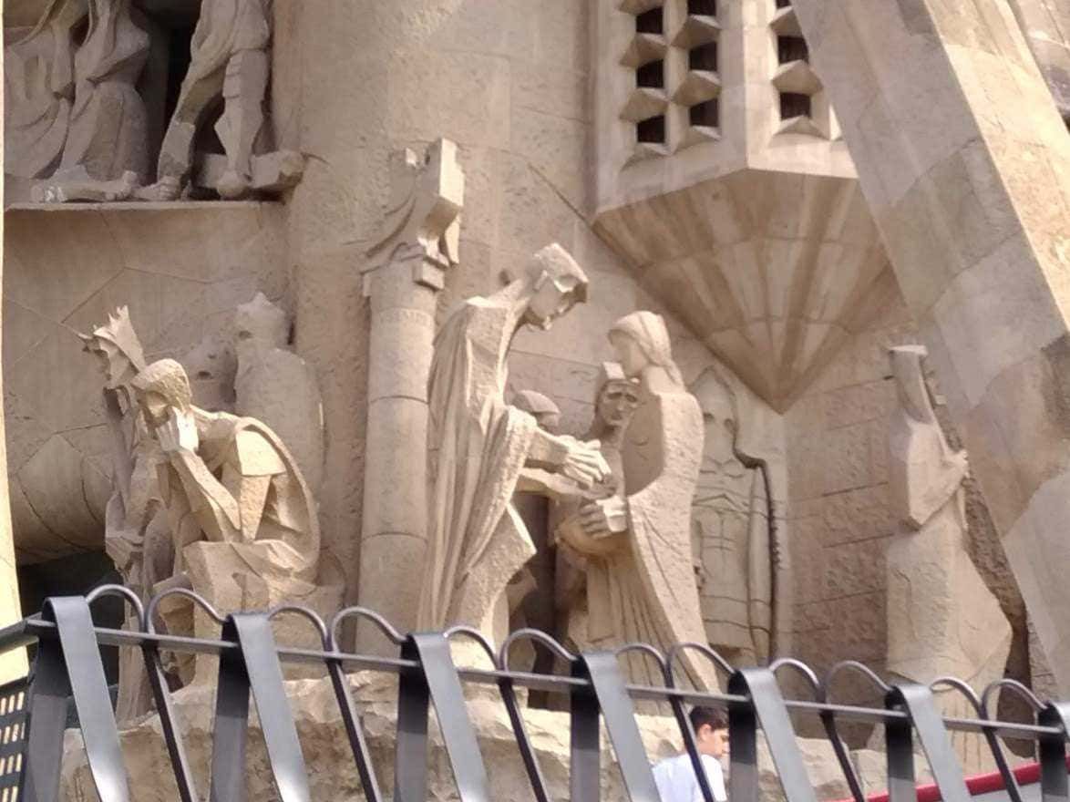 Antica scultura in rilievo di Cattedrale di Barcellona, opere in stile gotico con dettagli artistici raffiguranti figure storiche e religiose.