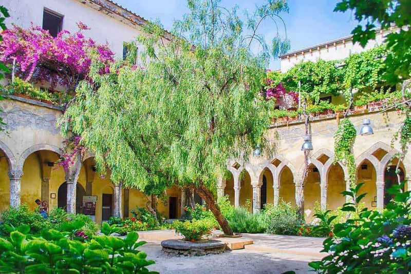 Cosa vedere a Sorrento in un giorno, 22 attrazioni e tour 9 Ville costiere con edifici storici, vista sull'oceano e strade panoramiche in Italia.