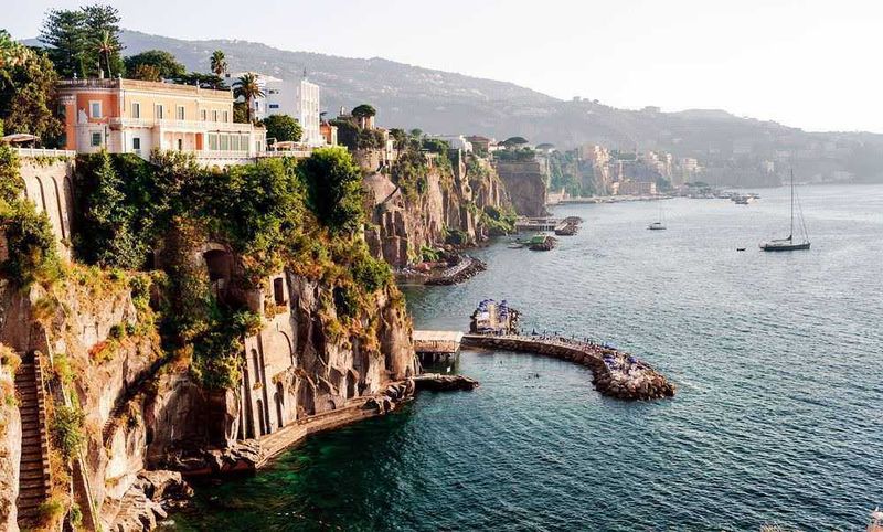 Cosa vedere a Sorrento in un giorno, 22 attrazioni e tour 2 Basilica di Sant'Antonino Abate e Marina Piccola: itinerario a Sorrento, mappa dei luoghi principali, immagini delle attrazioni turistiche e punti di interesse costieri.
