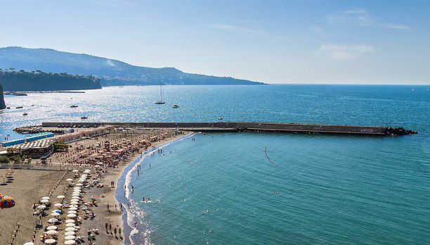 Cosa vedere a Sorrento in un giorno, 22 attrazioni e tour - spiagge sorrentine