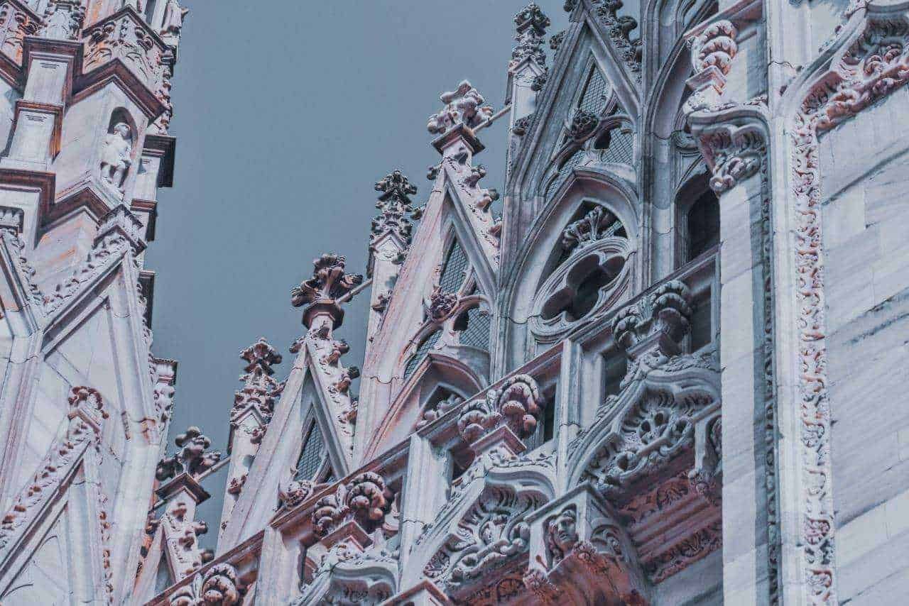 Antico edificio storico con dettagli architettonici in rilievo, stile gotico, decorazioni in marmo, ornamenti artistici, bellissima facciata, simbolo di arte e cultura italiana.