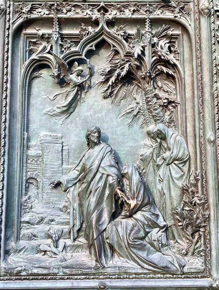 Caduta di Gesù Cristo scena religiosa rilievo in metallo arte sacra dettagli intricati.