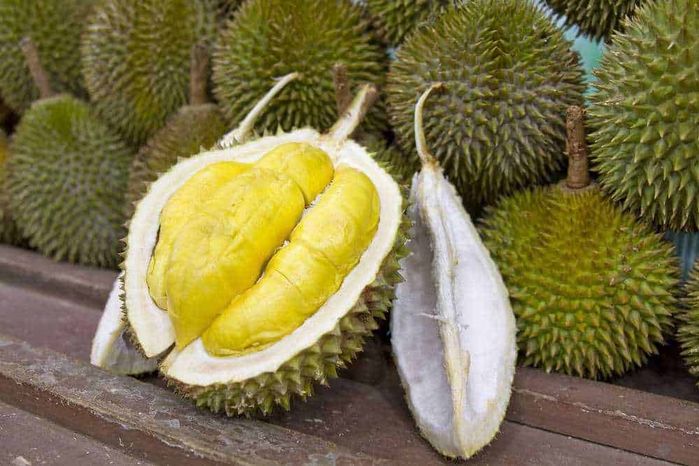 Frutti esotici top 23 dal mondo sulla tavola 7 Fichi freschi affettati e pronti da servire, presentati su piatti bianchi in esposizione in una vetrina refrigerata. Perfetti per snack o dessert rinfrescanti.