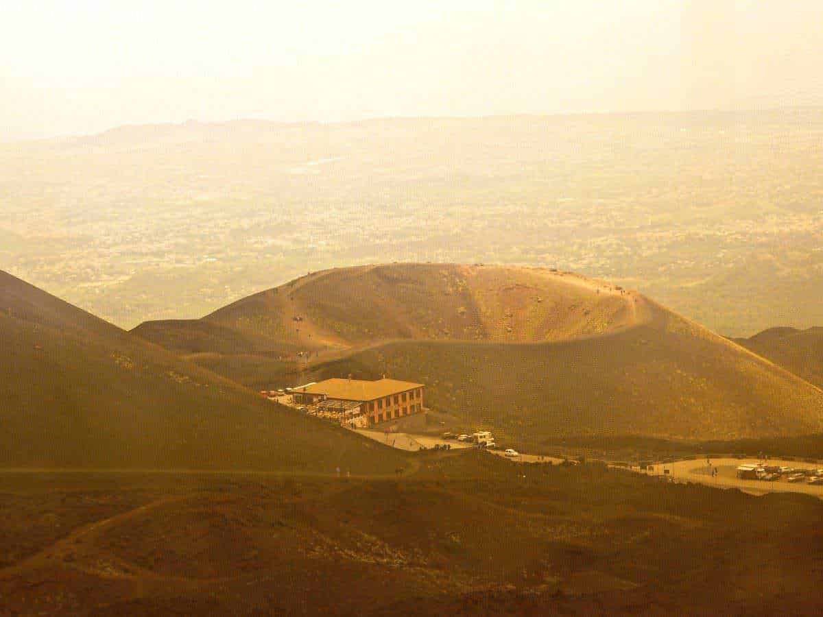 Eruption-vulcanica-vento-asma-nuvole-tera-storica-ambienti-naturalistici.