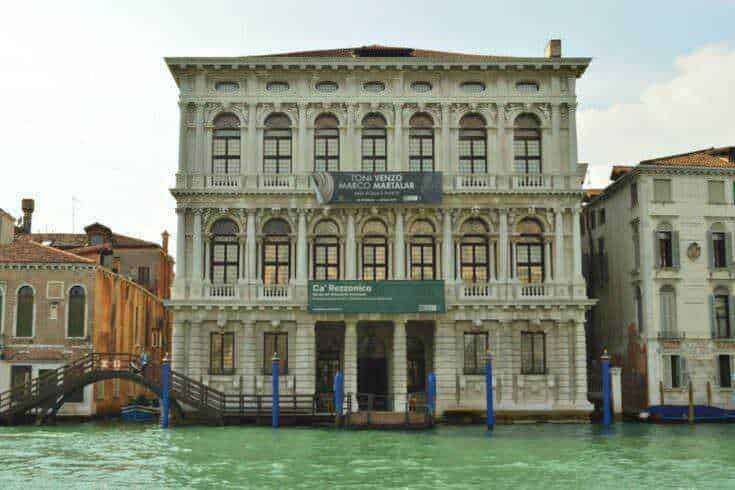 Palazzo storico affacciato sul Canal Grande di Venezia, dettagli architettonici classici, edifici antichi, scenario iconico della città dei canali.