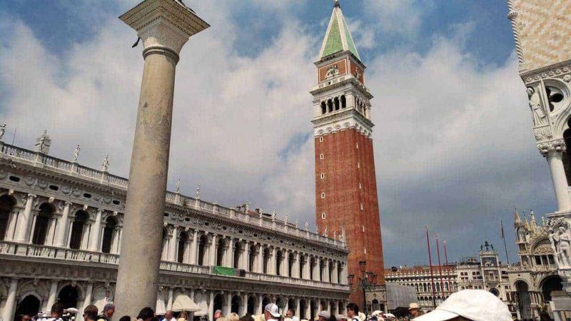 Weekend a Venezia: 13 cose che non potete perdervi! 3 Venezia, Canale Grande con la Basilica di Santa Maria della Salute, vista panoramica, edificio storico, turisti, gondole, acqua, città d'arte, architettura veneziana, Italia.