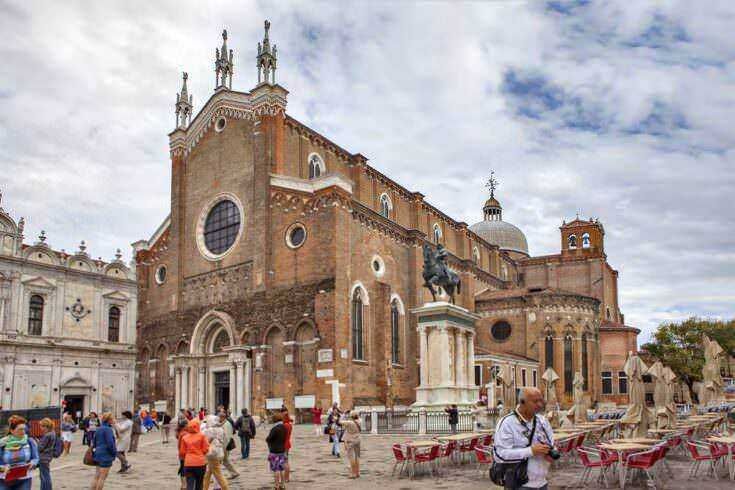 Vecchia Basilica di Santa Maria della Salute a Venezia con turisti e visitatori, fotografia del monumento storico e culturale italiano.