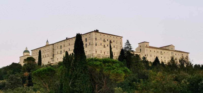 13 città da vedere vicino Roma nel Lazio meridionale 15 Castello di montemario, panorama storico, struttura antica, fortezza in cima alla collina, architettura italiana, attrazione turistica, vista su Roma, esempio di patrimonio culturale, destinazione storica, monumento famoso, Appunti Sul Blog.