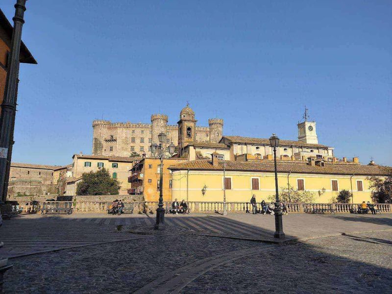 13 città da vedere vicino Roma nel Lazio meridionale 6 Lago suggestivo vista dall'alto con donna che scatta selfie sul balcone in estate, paesaggio naturale e verdeggiante.